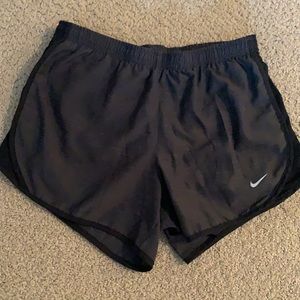 Girls Nike lined shorts